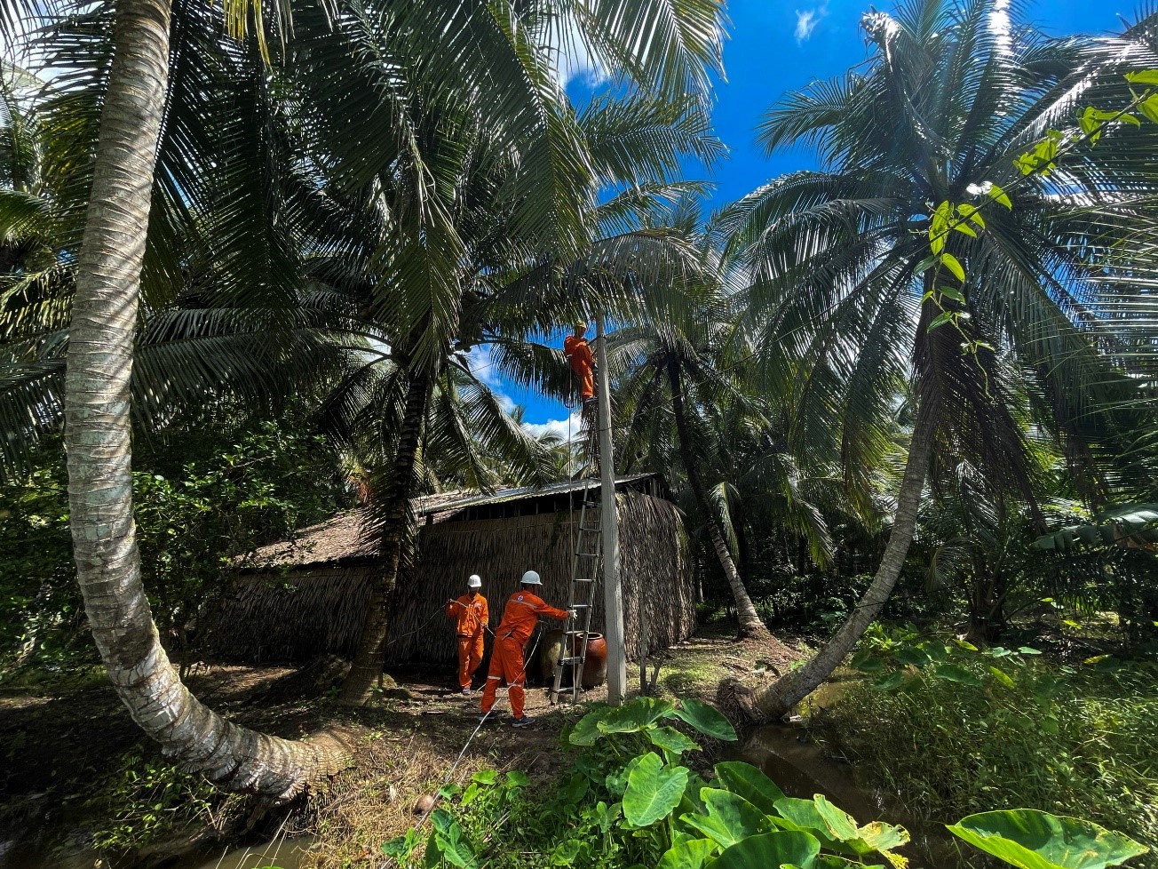 Ngành điện liên tục đầu tư xây dựng xây dựng mới hệ thống lưới điện để tăng cường cung cấp điện.